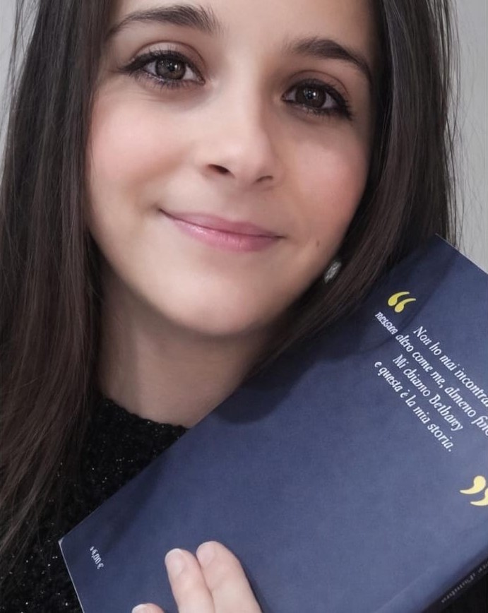 Maria Eboli con un libro in mano